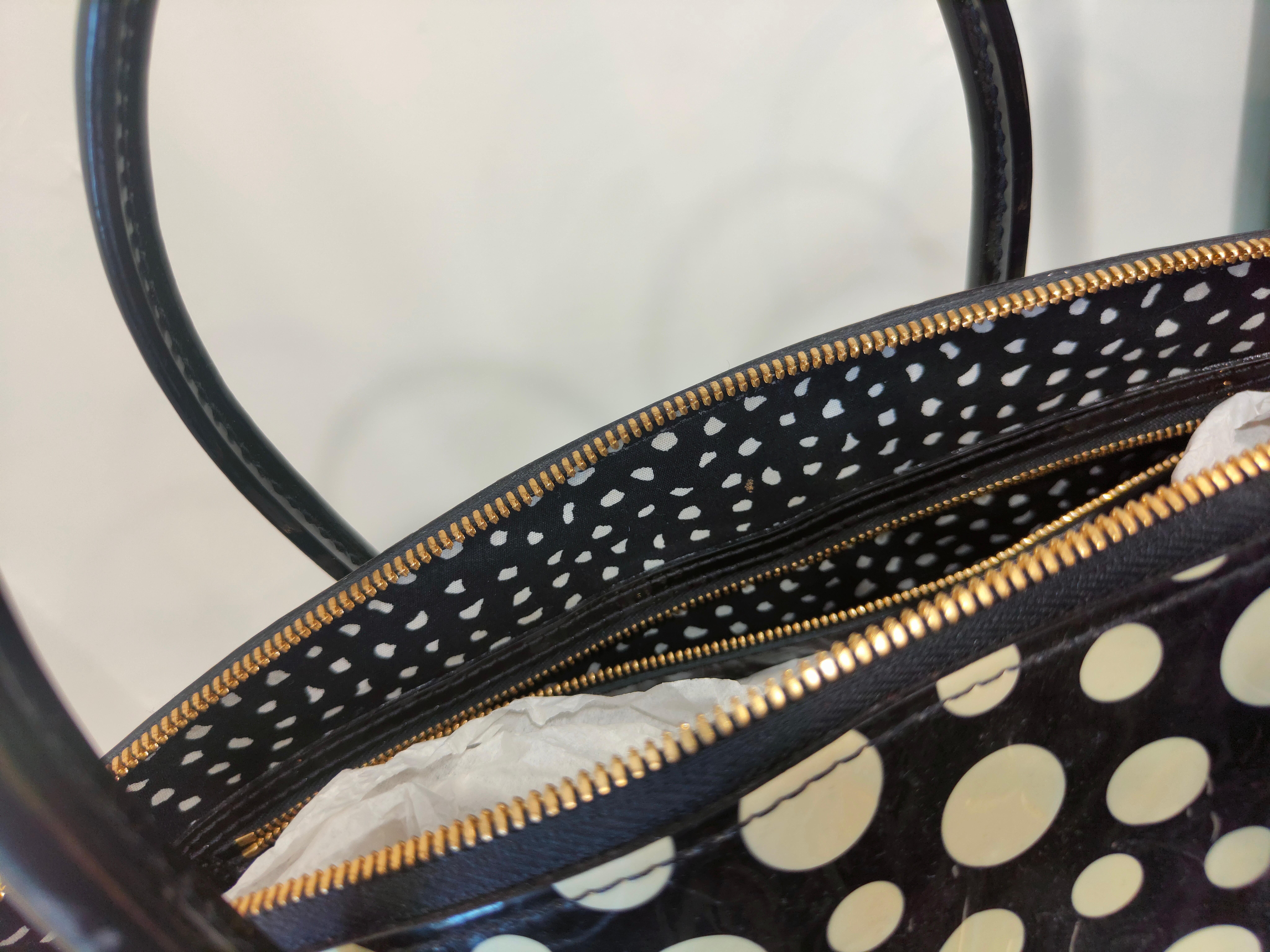 Louis Vuitton by Yayoi Kusama polkadot lock-it handlebag
Black and white patent leather handle bag
26*17*33 cm
