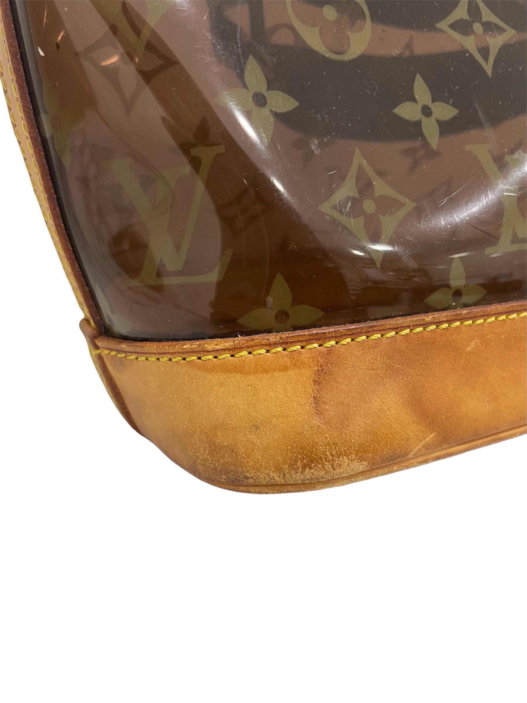 Borsa firmata Louis Vuitton, modello Cabas Ambre, misura PM, realizzata in vinile con stampa monogram, inserti in vacchetta e hardware dorati. Internamente rivestita solo su fondo in alcantara beige, abbastanza capiente. Munita di doppio manico in