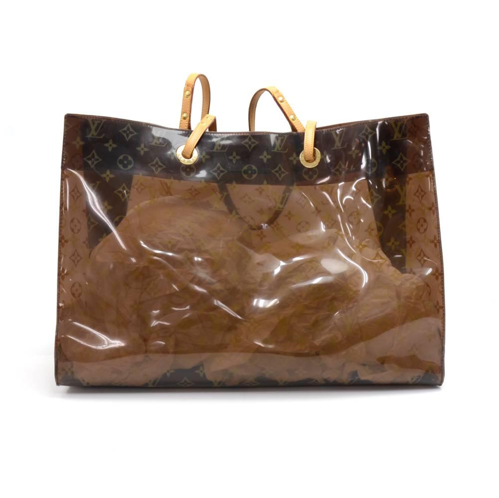 Louis Vuitton Cabas Cruise in monogram vinyl x leather from Louis Vuitton Cruise Collection. It has cowhide handles and a structure of clear Vinyl with monogram printed enforced with leather trimming and bottom. It comes with a detachable vachetta