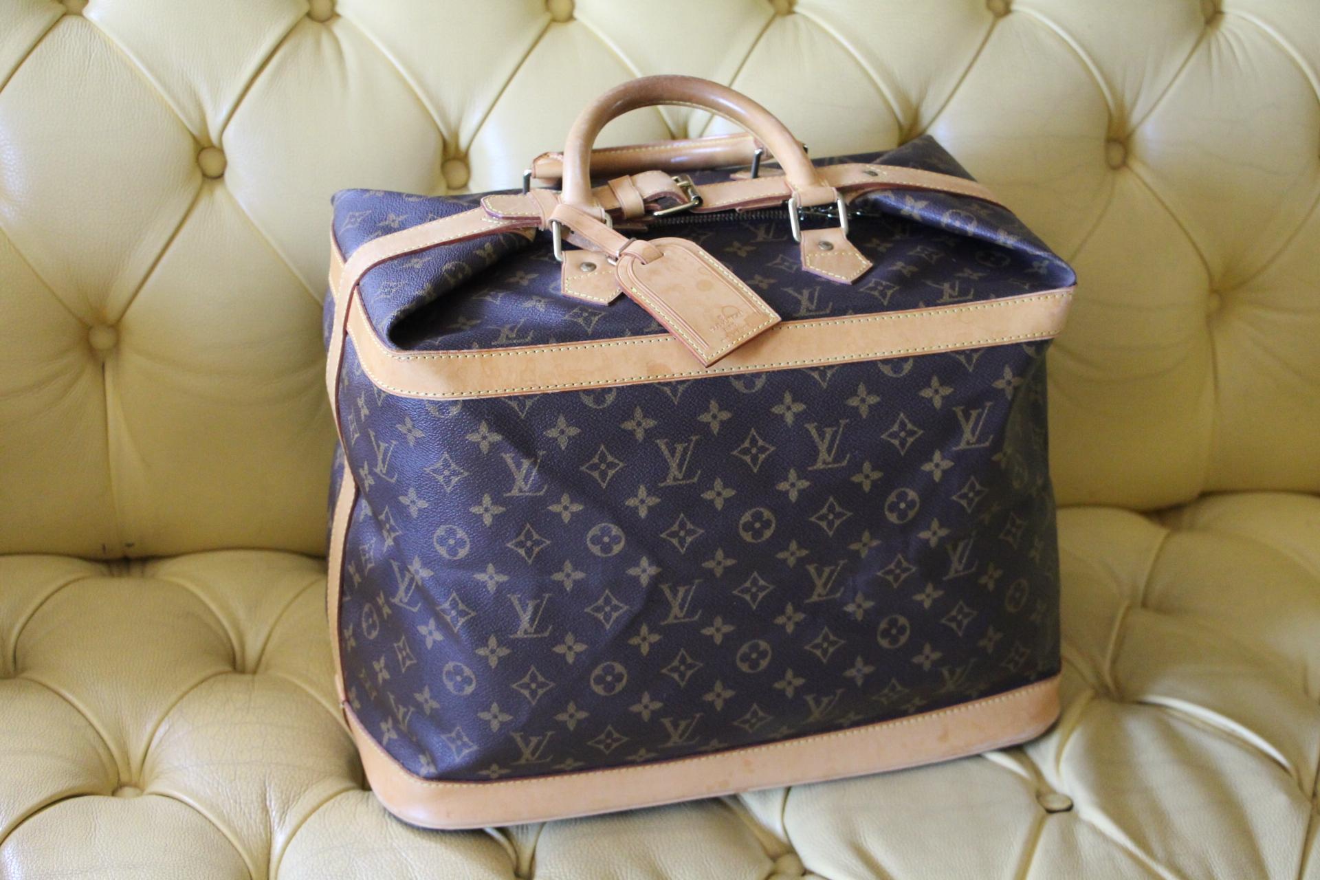 Beautiful and lightweight travel bag in monogram canvas and leather. This monogram bag is no longer available in Louis Vuitton stores. This is a collector piece.
Cabin size.
It features its serial number and it still has got it name holder.
Its