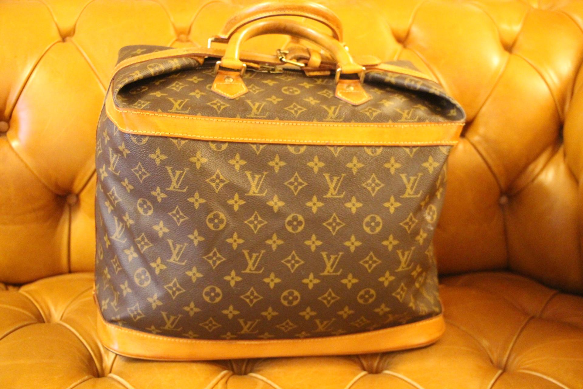 Bonita y ligera bolsa de viaje de lona con monograma y piel. Este bolso con monograma ya no está disponible en las tiendas Louis Vuitton. Se trata de una pieza de coleccionista.
Tamaño de la cabina.
Presenta su número de serie .
Su exterior está en