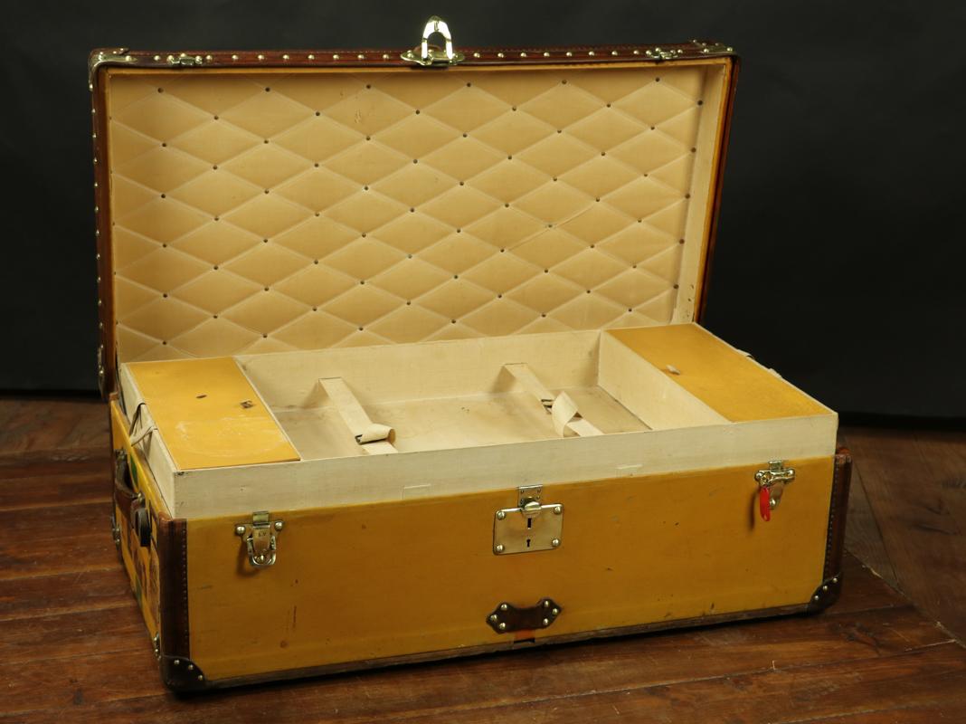 Louis Vuitton cabin trunk in Vuittonite
• Top of the range with leather angles,
• Solid brass jewelry (lock, clasps, brackets ...)
• The stable stripe historically represents the colors of the family
• This trunk is in the 1st series, with solid