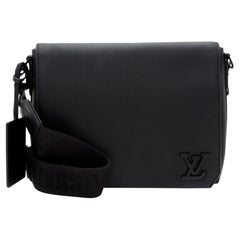 Louis Vuitton Calfskin Aerogram Takeoff Messenger