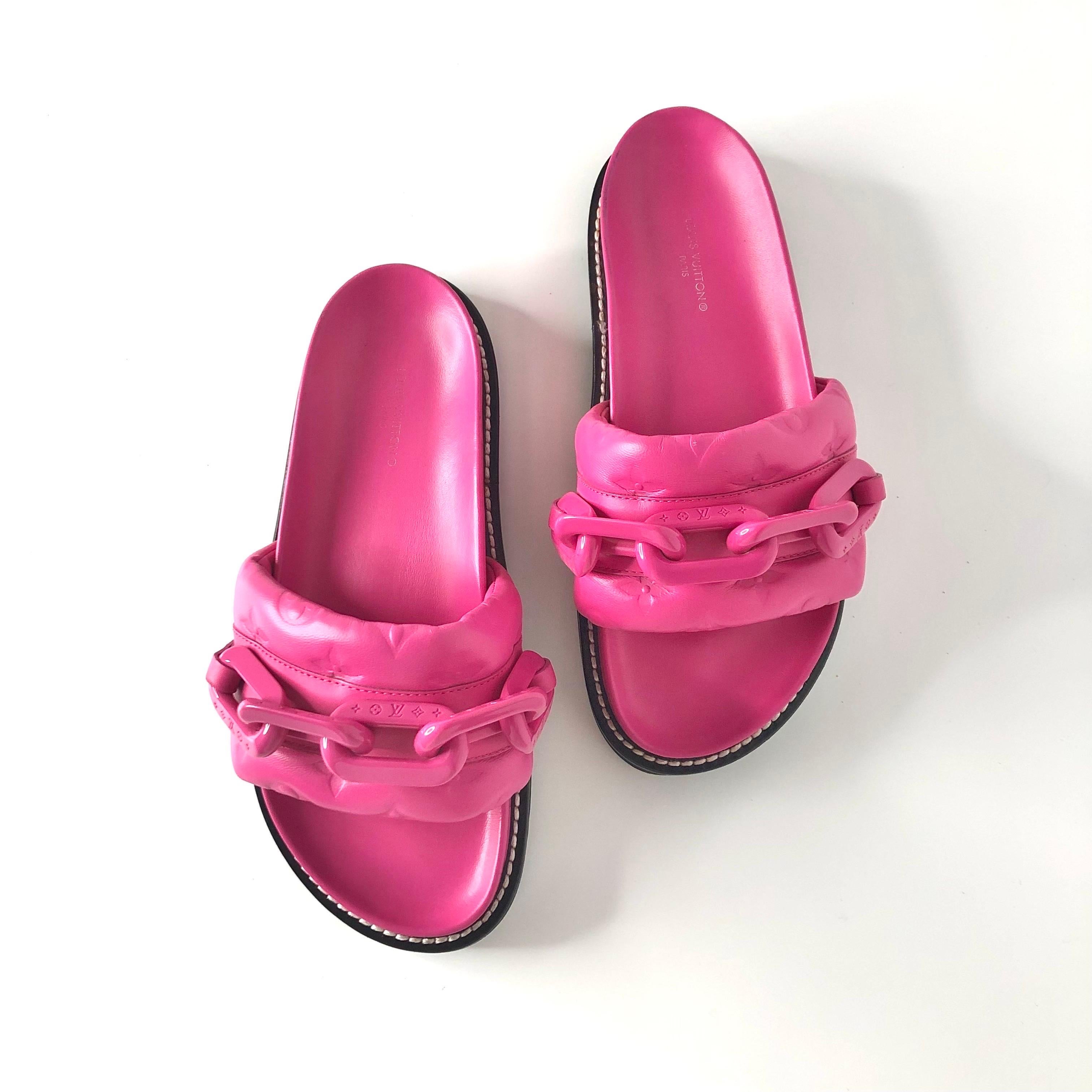 Mules piatte Monogram Louis Vuitton al tramonto
MA1211
Colore Rose Pop
Taglia 36.5EU
Tomaia in pelle
Suola in gomma
Monogram LV stampato in grande stile
Punta tonda
Suola con plateau
Segni di normale usura, nel complesso buone condizioni d'uso.