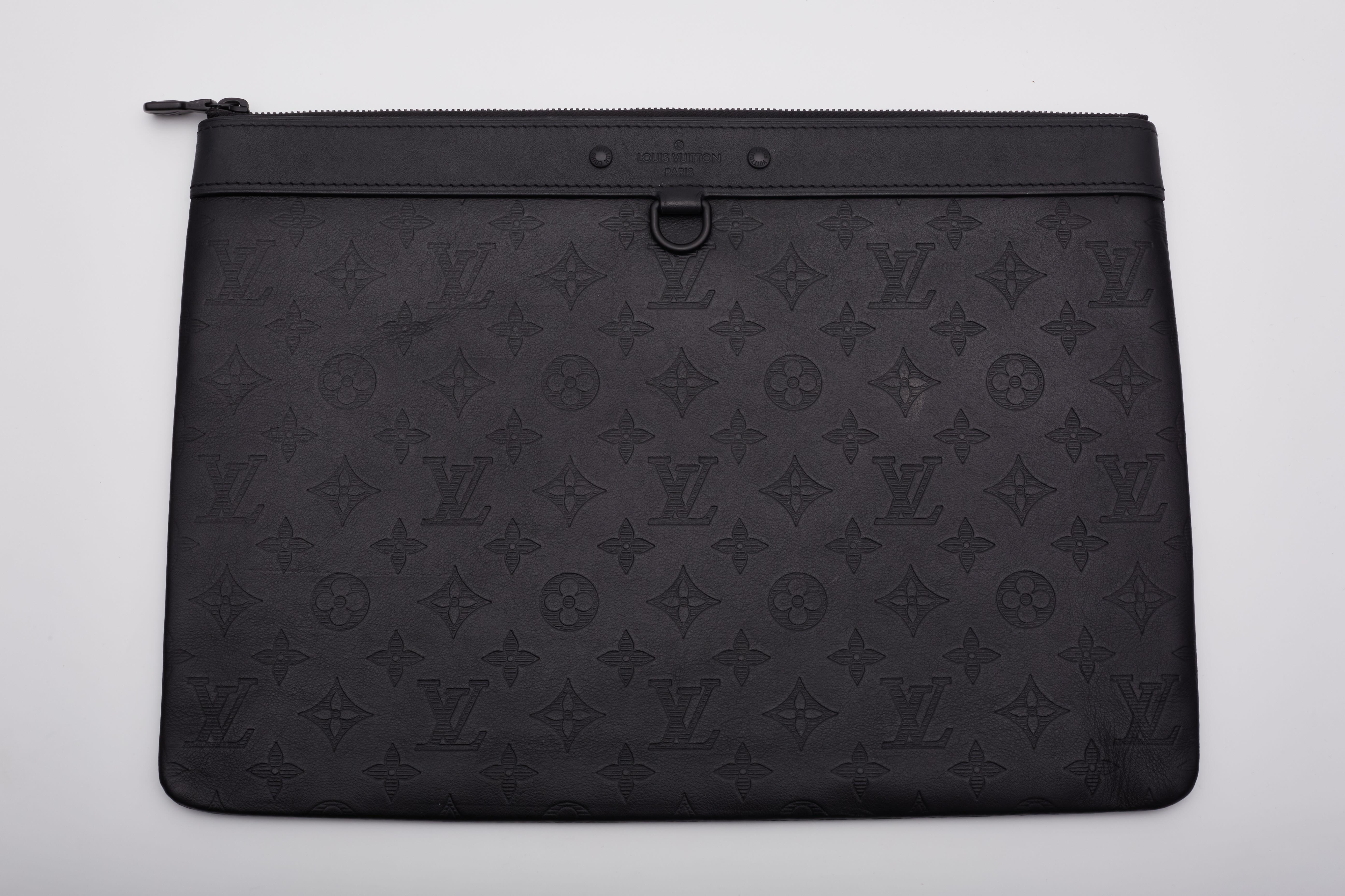 Louis Vuitton Calfskin Monogram Black Shadow Discovery Pochette Bag In Good Condition For Sale In Montreal, Quebec