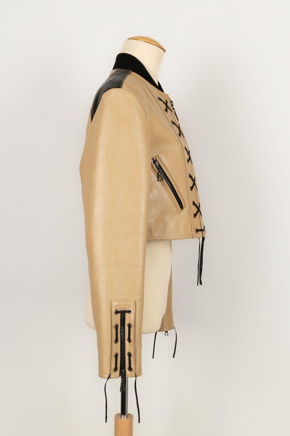 Louis Vuitton - (Fabriqué en Italie) Veste en cuir de veau camel avec lien en daim noir. Taille 40FR. Collectional 2016.

Informations complémentaires : 
Dimensions : Largeur des épaules : 40 cm, Poitrine : 42 cm, Longueur des manches : 61 cm
Condit
