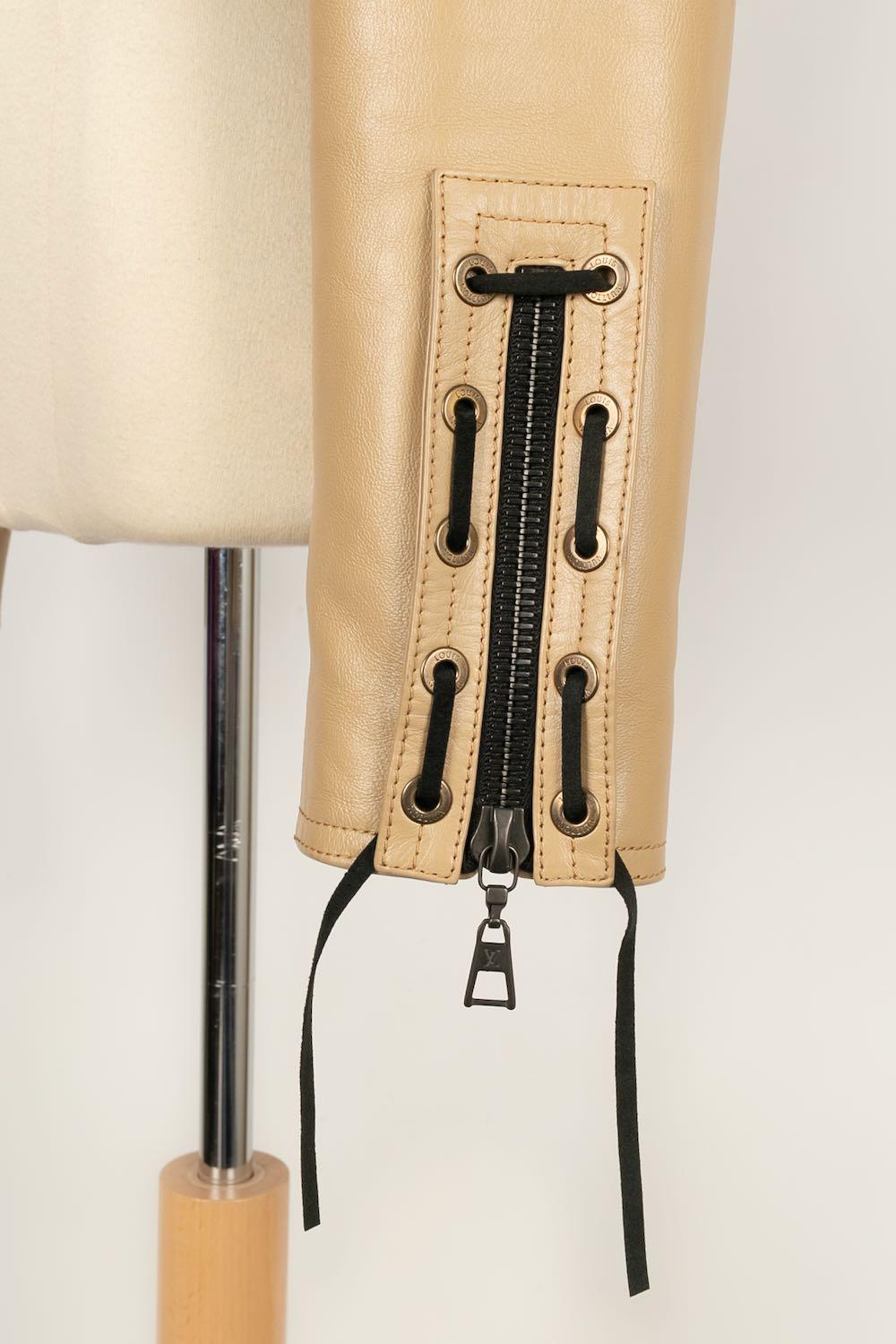 Louis Vuitton - Veste en cuir de veau camel et cravate en daim noir en vente 2