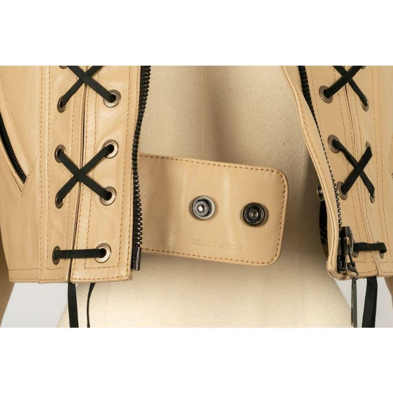 Louis Vuitton - Veste en cuir de veau camel et cravate en daim noir en vente 4