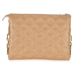 Sac Coussin PM Louis Vuitton en cuir d'agneau gaufré Monogram couleur camel