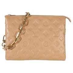 Sac Coussin PM Louis Vuitton en cuir d'agneau gaufré Monogram couleur camel