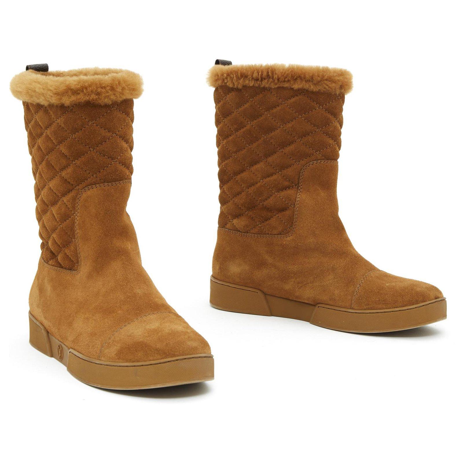 Louis Vuitton mid-high boots in camel suede and fur (sheepskin), round toe, matching rubber sole, brown Vuitton monogram canvas upper. Size 37FR, insole 23.5 cm, upper 25 cm (total rear height). The boots are in perfect condition, UGG style in