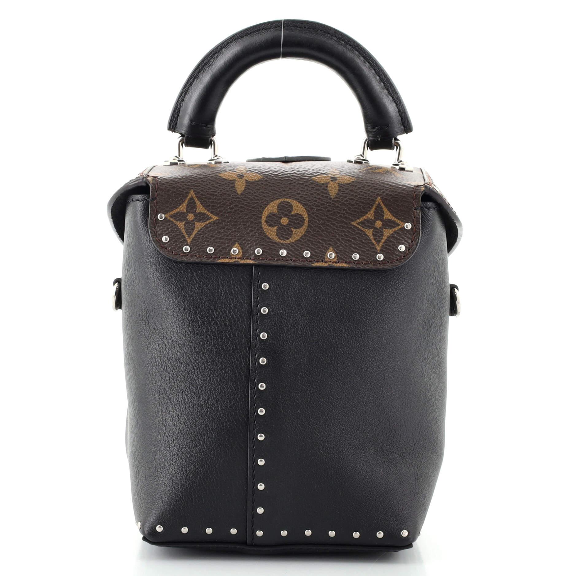 Die Kameratasche von Louis Vuitton aus Segeltuch und Leder mit Monogramm und Nieten (Schwarz)