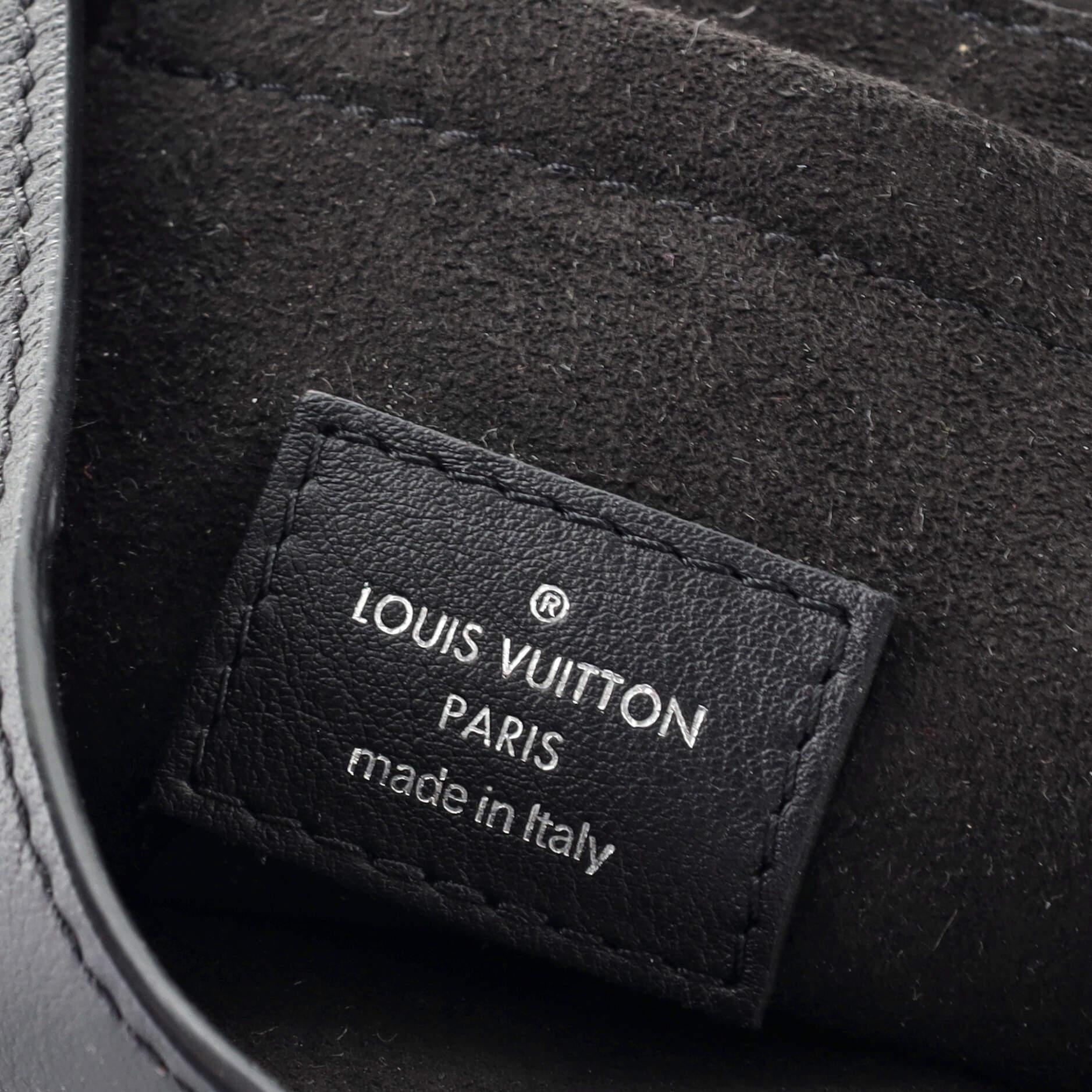 Die Kameratasche von Louis Vuitton aus Segeltuch und Leder mit Monogramm und Nieten 1