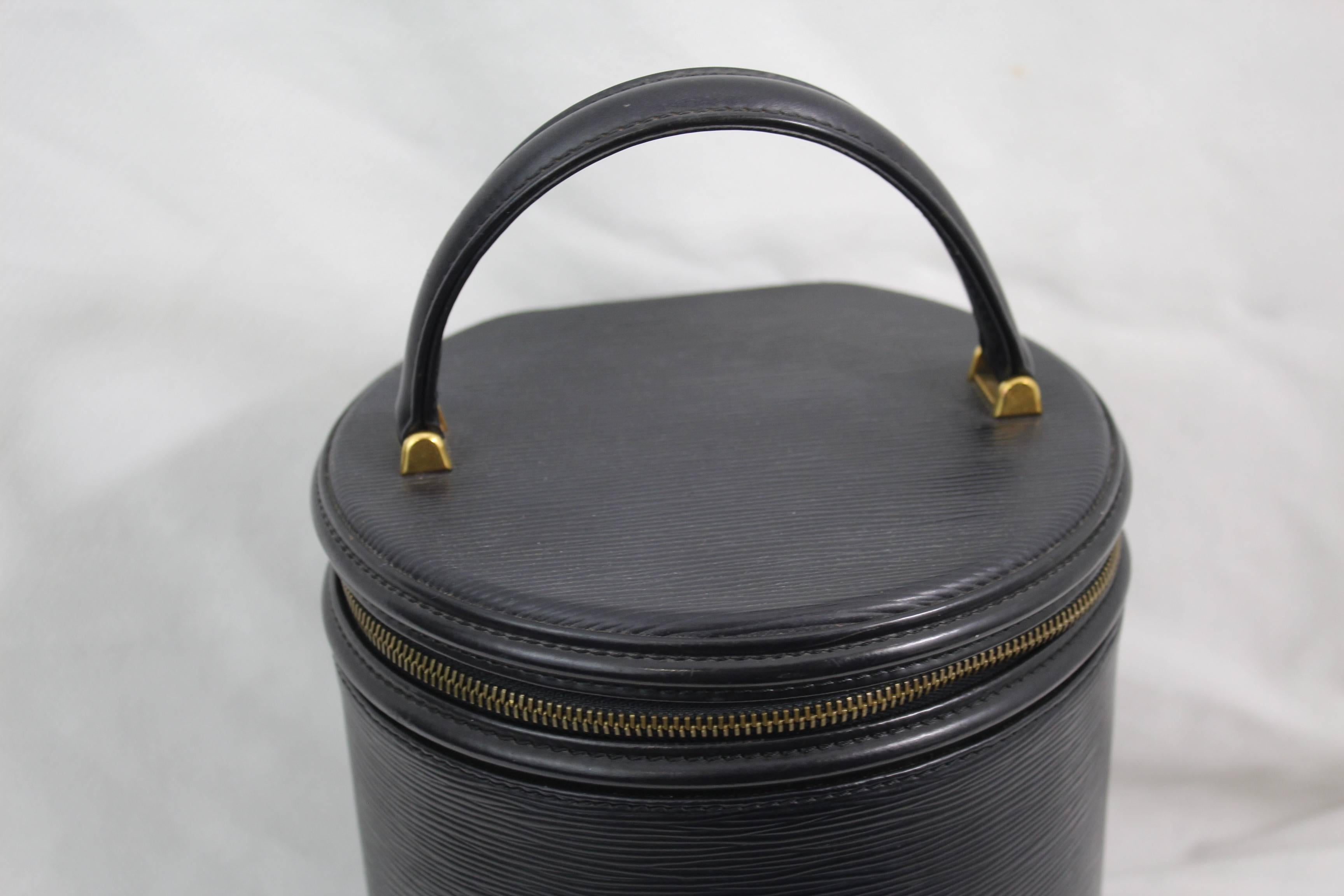 Nice Louis Vuitotn Cannes Vanity case in black epi leather.

good condition but some small signs of use.

Size 20x18 cm