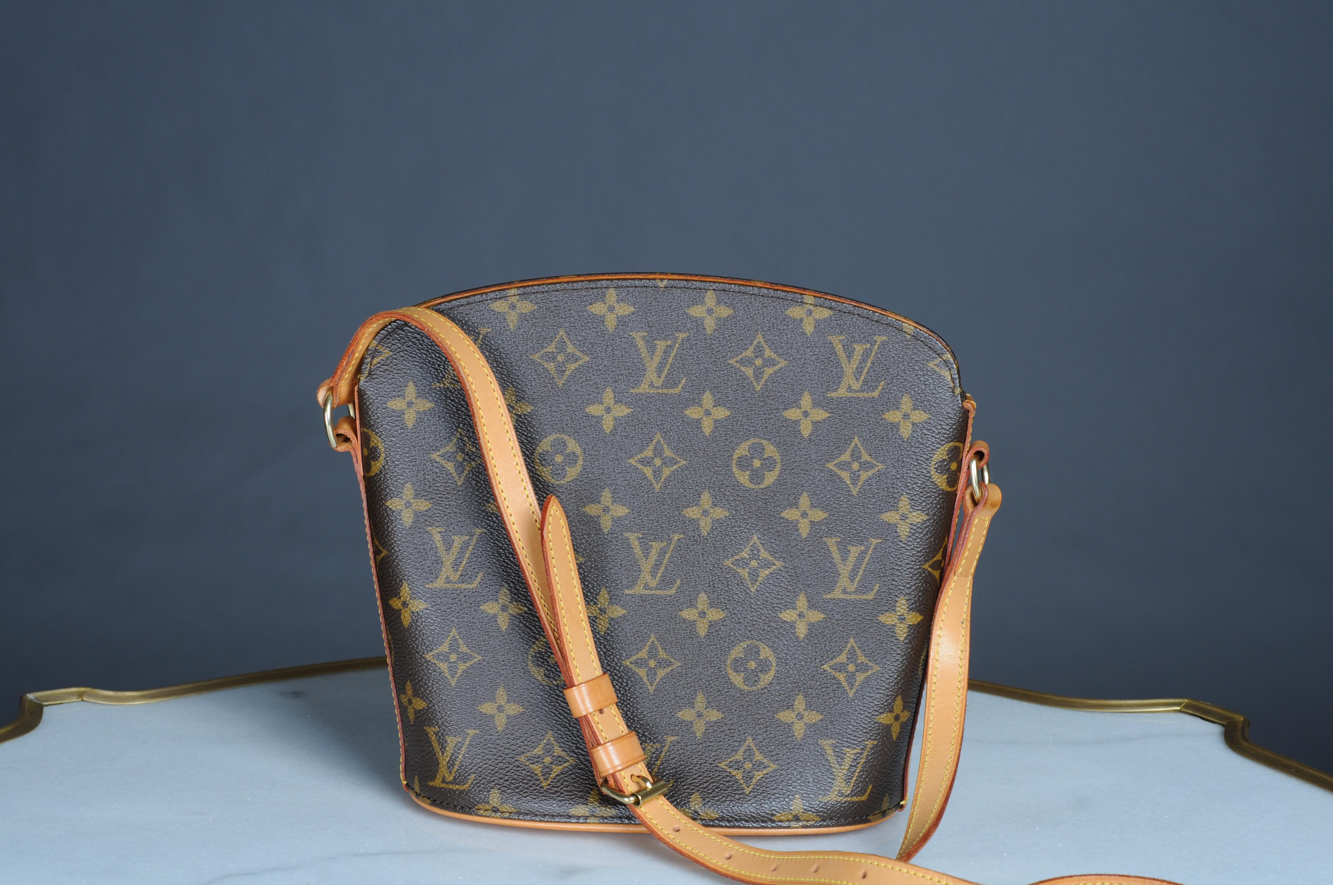Louis Vuitton Drouot Umhängetasche aus Segeltuch   im Zustand „Gut“ im Angebot in 10707, DE