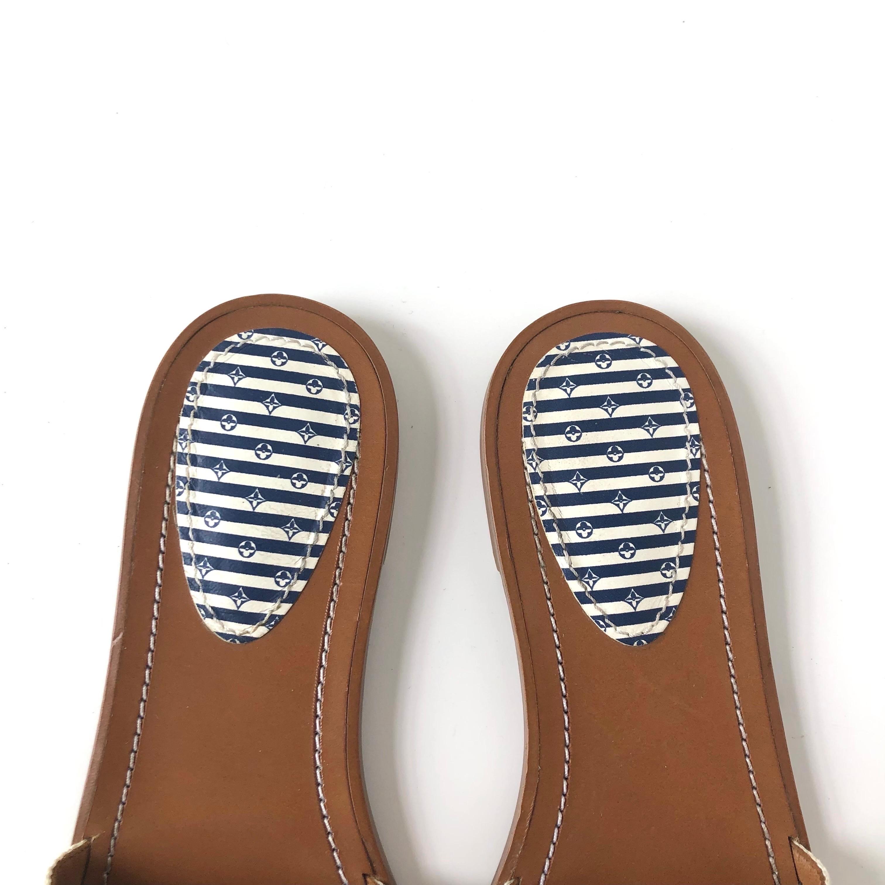 Louis Vuitton Canvas Escale Lock It Mule Flats Slip On Sandalen 37 im Zustand „Gut“ im Angebot in Mechanicsville, VA