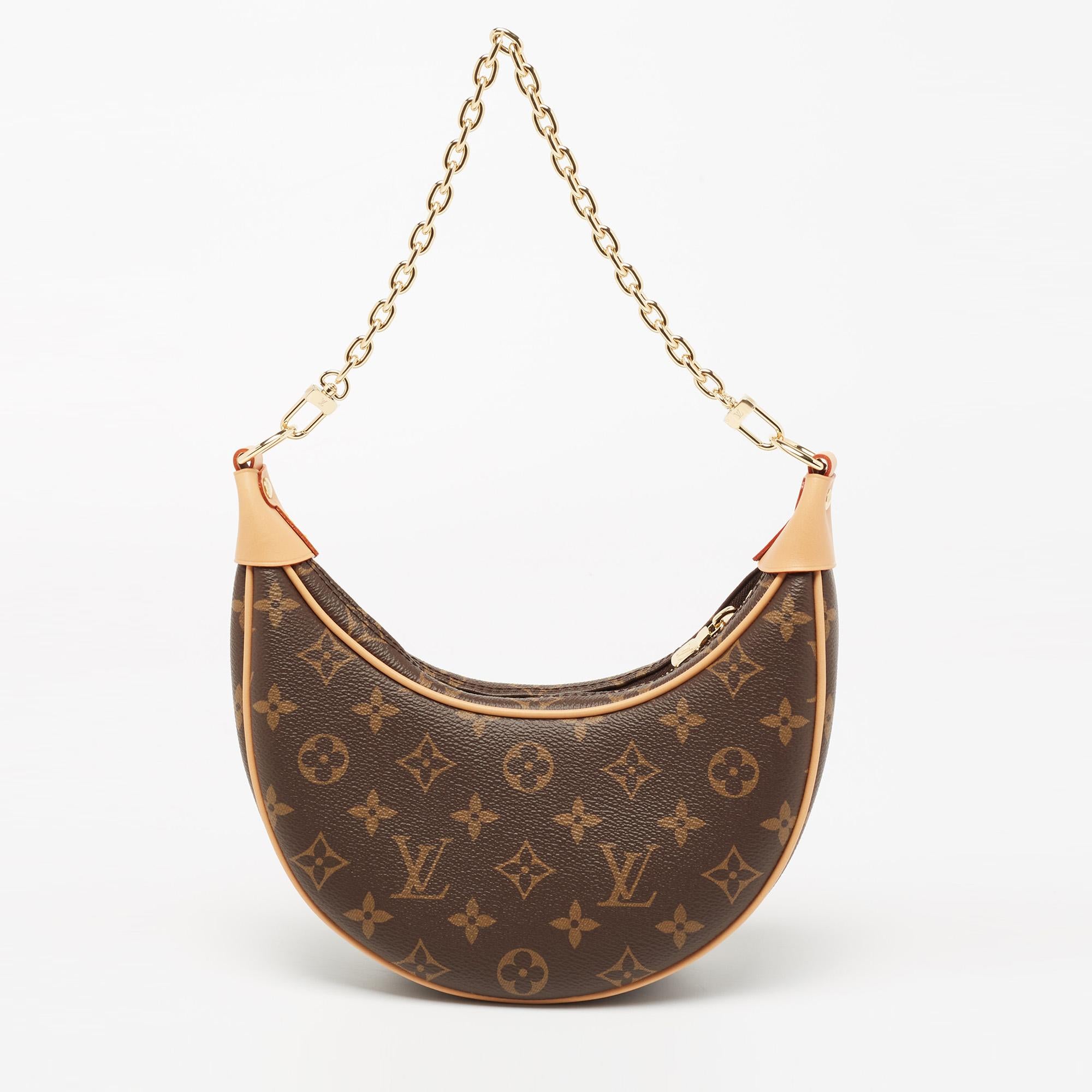 For years, women have leaned towards Louis Vuitton's handbags when it comes to powering their personal style. This amazing LV bag is durable and super-chic. Crafted from coated canvas and leather, it comes with a single chain handle and an