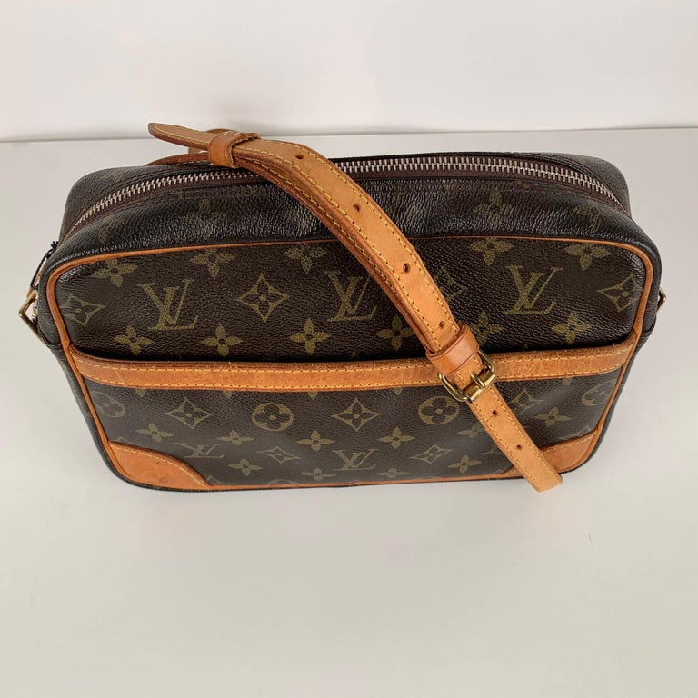 Louis Vuitton Canvas Monogram Trocadero 25 Messenger Crossbody Bag For Sale  at 1stDibs