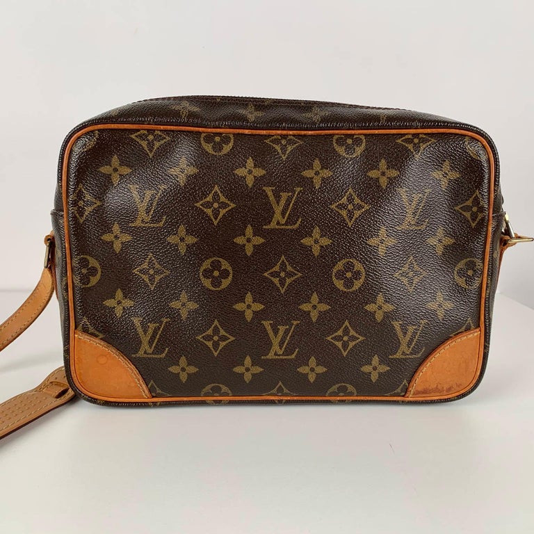 Louis Vuitton Canvas Monogram Trocadero 25 Messenger Crossbody Bag For Sale at 1stdibs