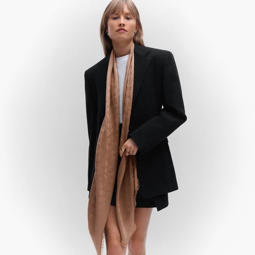 Louis Vuitton Capuccino Silk & Wool Monogram Shawl

Weich und warm durch seine Mischung aus Seide und Wolle reproduziert dieser Schal das Monogram-Muster und die Louis Vuitton Paris Signatur in gewebtem Jacquard. Sein Stil ist klassisch und zeitlos.
