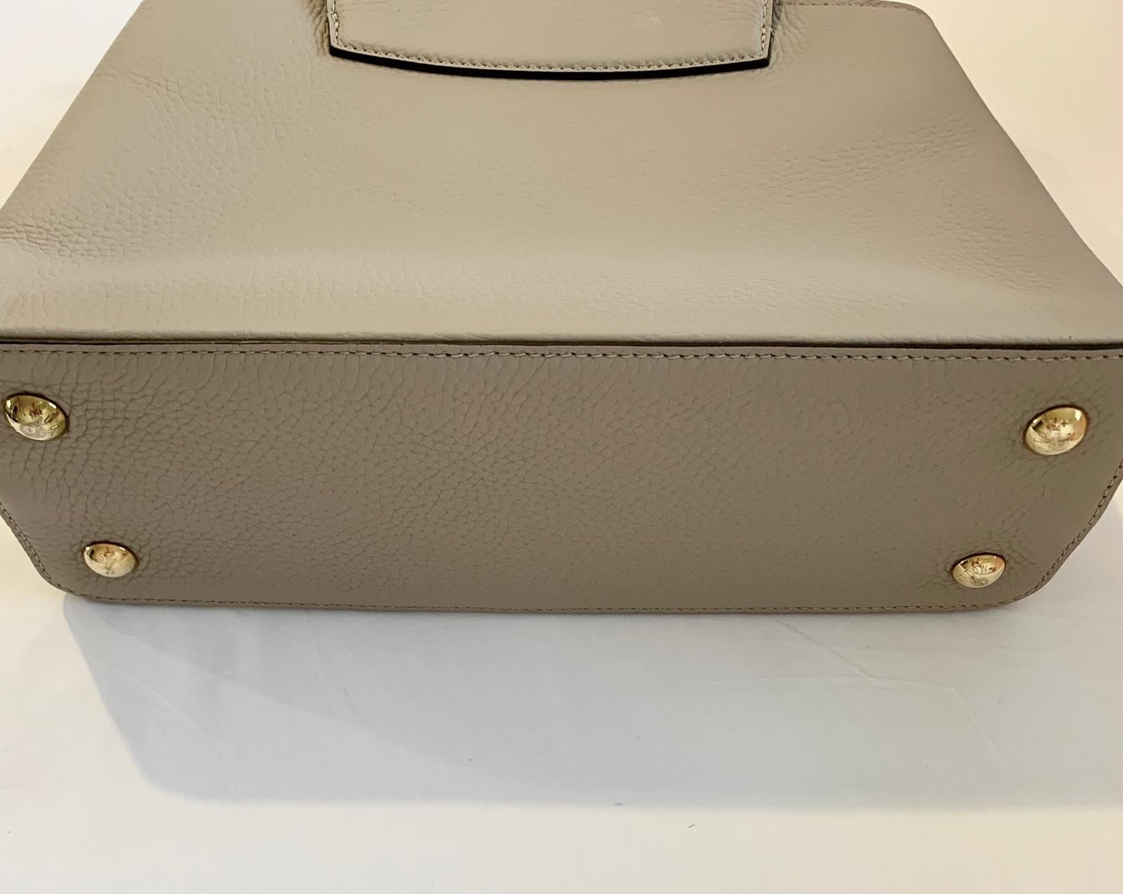 Louis Vuitton Capucines BB handbag in galet/pebble In Excellent Condition For Sale In Brisbane, QLD