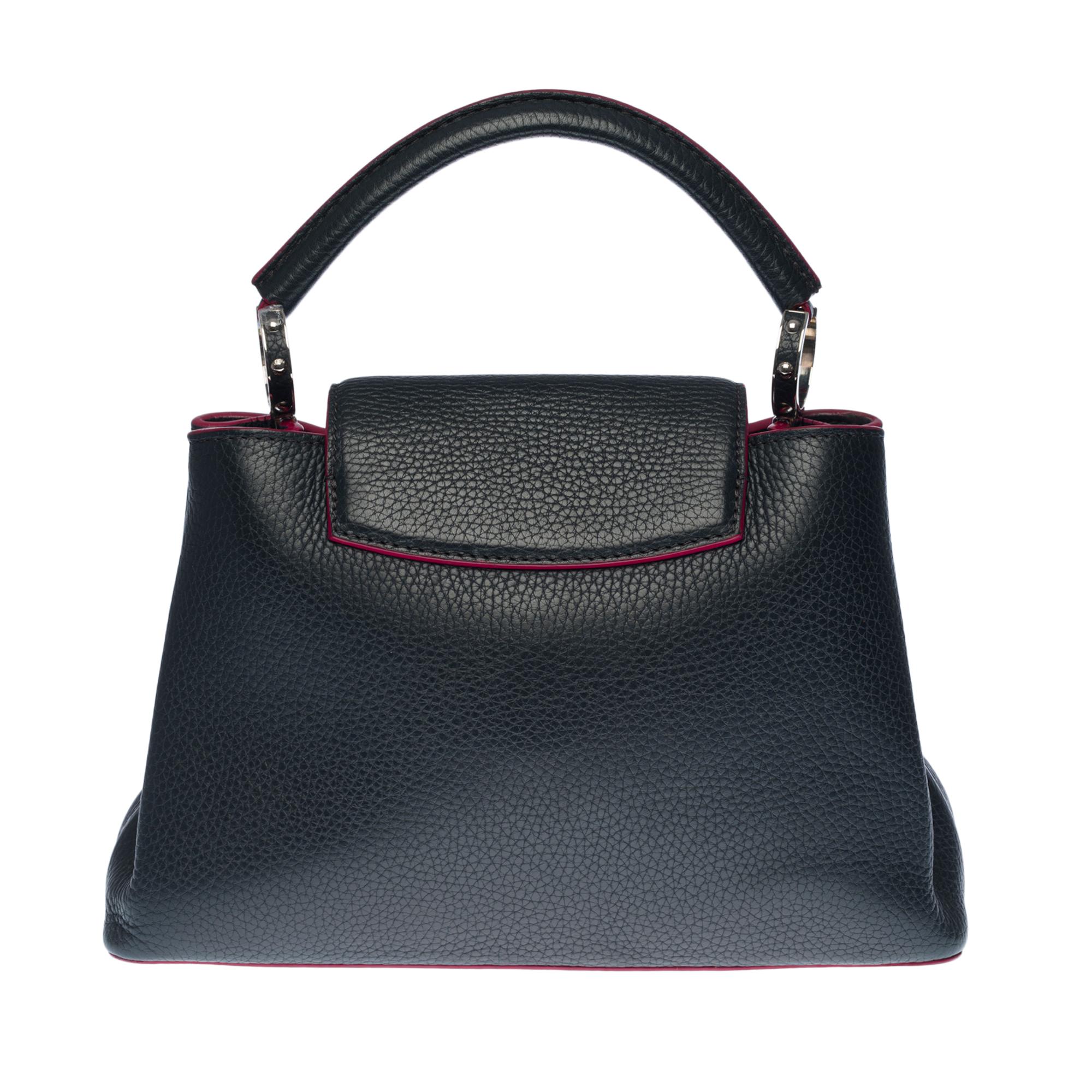 This Louis Vuitton Capucines BB two-tone limited edition bag is made of navy blue Taurillon leather with red sliced edges, silver metal hardware. The upper handle is in navy blue Taurillon leather

Details
27 x 18 x 9 cm - 10.62 * 7.08 * 3.54