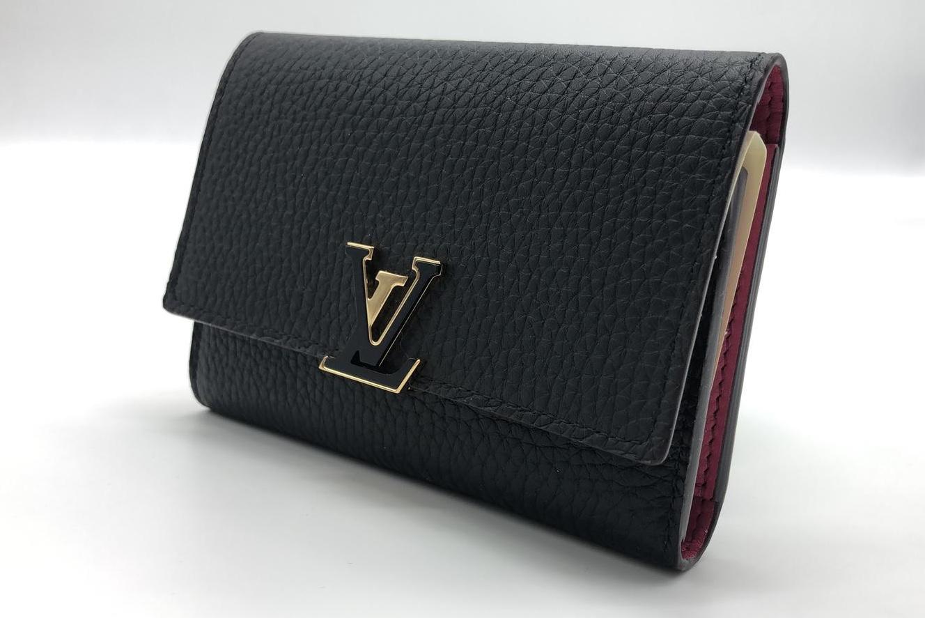The Capucines Compact wallet in soft black Taurillon leather is very practical. Its generous size is ideal for carrying everyday essentials. This elegant version is both well designed and original. With two flaps, it can accommodate credit cards,