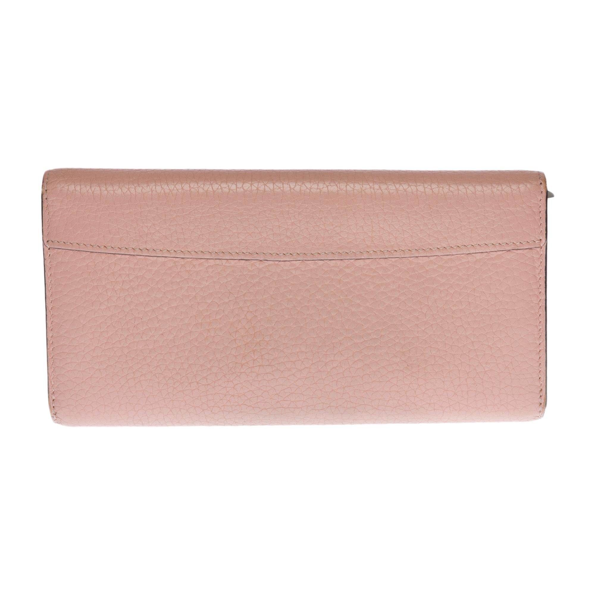 Matching the iconic Capucines bag and resolutely feminine Both compact and with a large capacity, it can accommodate your everyday essentials.
Details
20 x 11 x 2.5 cm (7.87 * 4.33 * 0.98 In.)
(Length x Height x Width)
Leather exterior