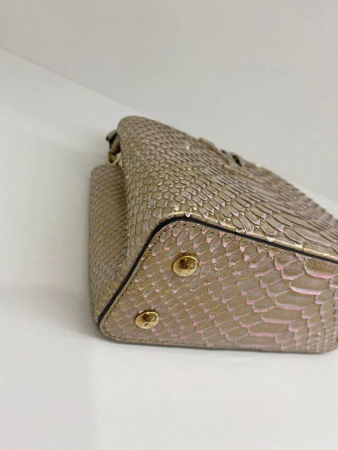 Louis Vuitton Capucines Mini - Rosa/Gold Python für Damen oder Herren im Angebot