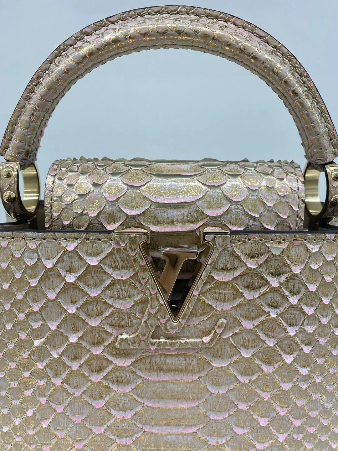 Mini sac Capucines Louis Vuitton en python rose/or Excellent état - En vente à Double Bay, AU
