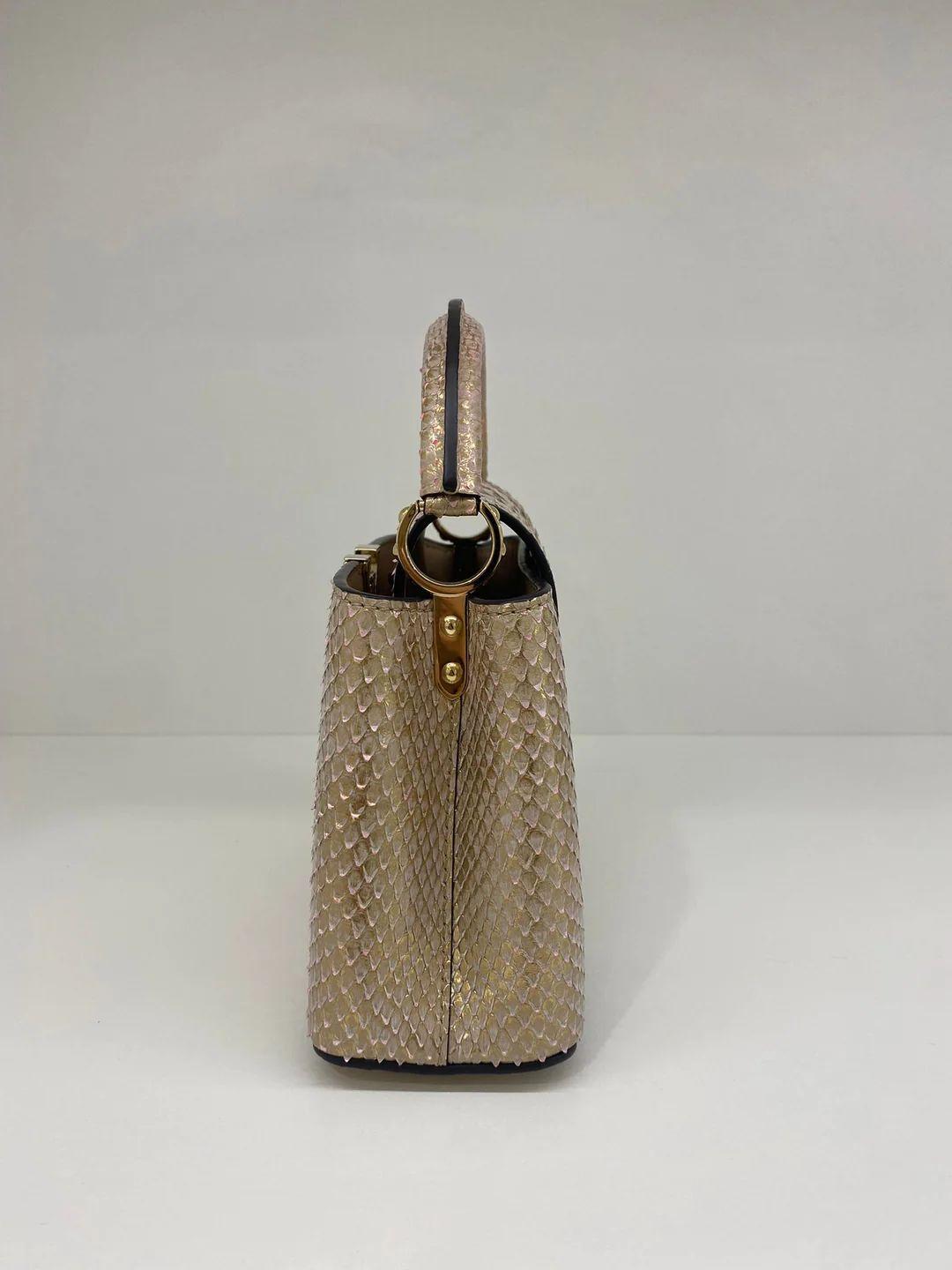 Mini sac Capucines Louis Vuitton en python rose/or Unisexe en vente