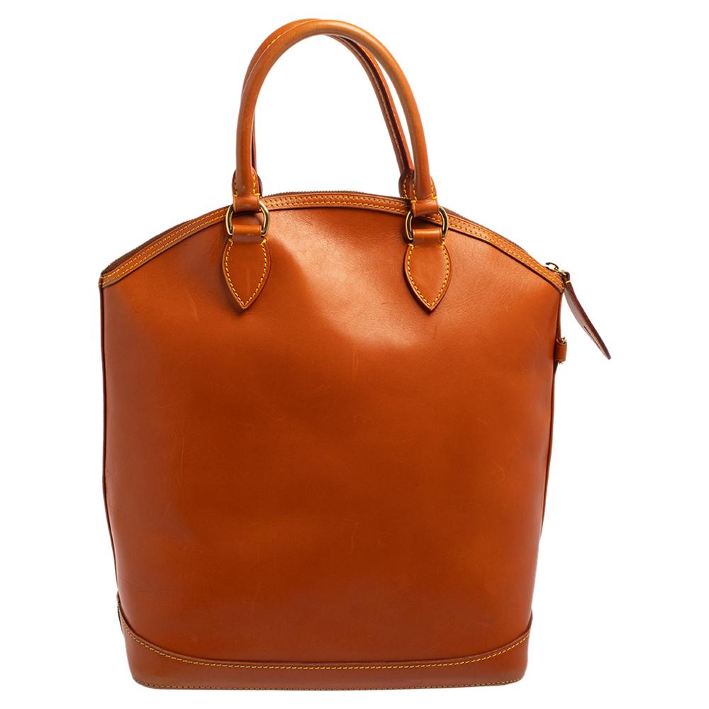 Louis Vuitton's handbags are popular owing to their high style and functionality. This Lockit bag, like all the other handbags, is durable and stylish. Crafted from leather, the bag comes with two rolled top handles and a zipper that opens to reveal