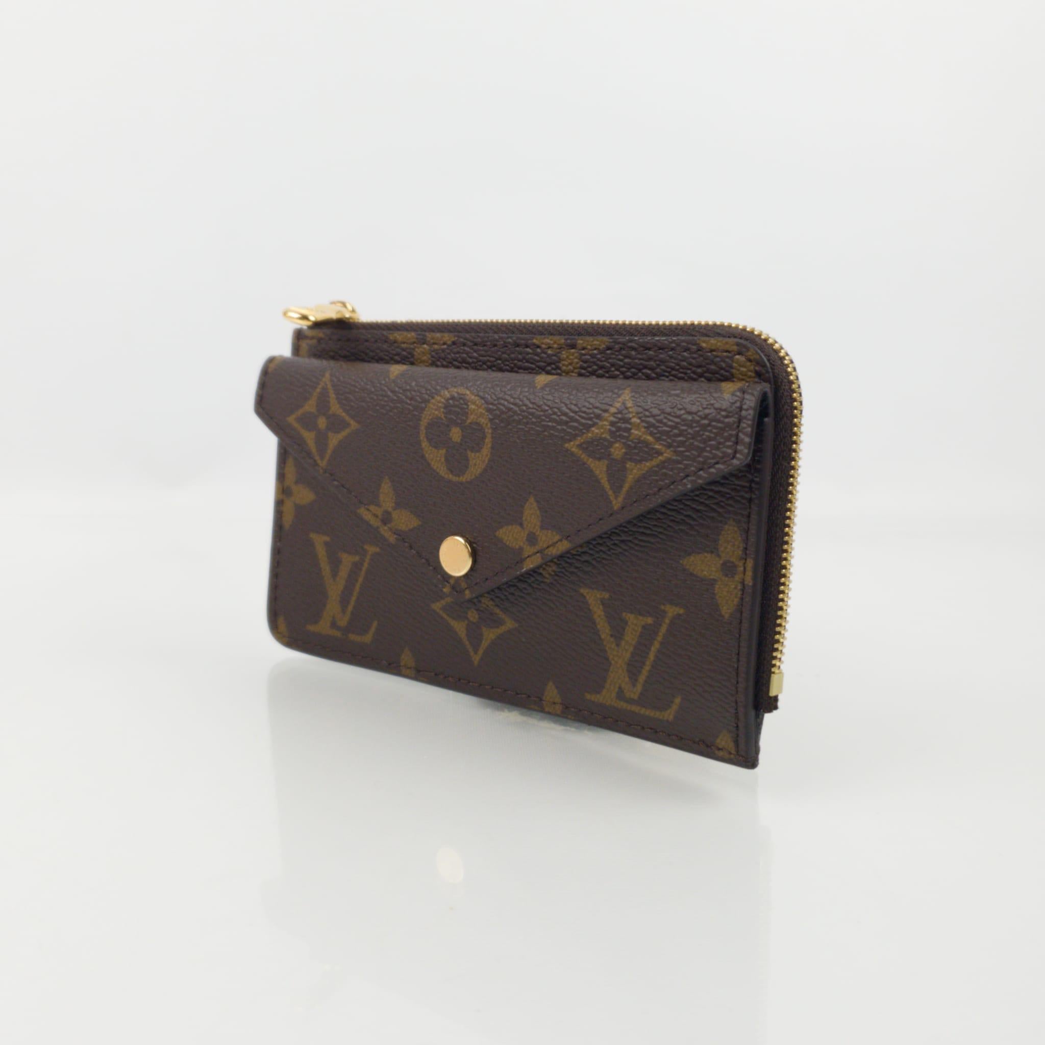  This Recto Verso card holder is crafted from Monogram canvas and trimmed with elegant leather trim. It features a front envelope pocket and a central pocket for folded bills, as well as three card slots on the back and a coin compartment with a
