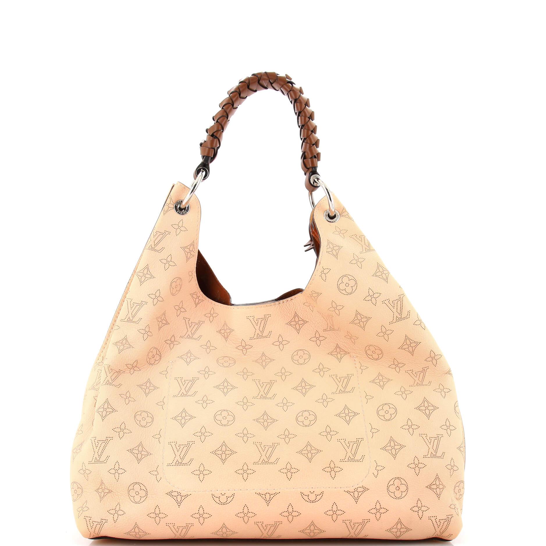 Louis Vuitton Carmel Hobo Mahina-Leder aus Mahina-Leder im Zustand „Gut“ in NY, NY