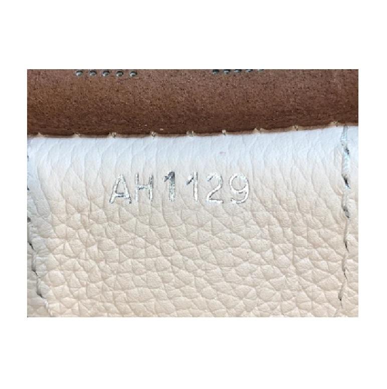 Louis Vuitton Carmel Hobo Mahina Leather In Good Condition In NY, NY