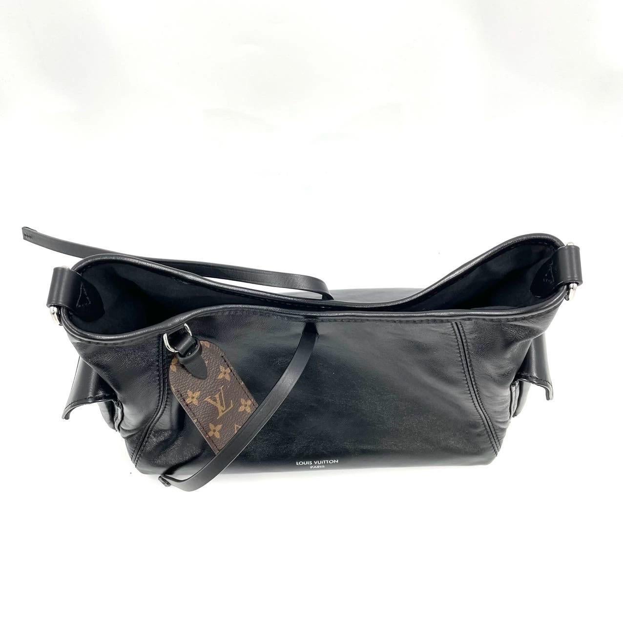 Louis Vuitton CarryAll Cargo Vibe PM Small Lambskin Leather So Black Shoulder Ba In New Condition In AUBERVILLIERS, FR