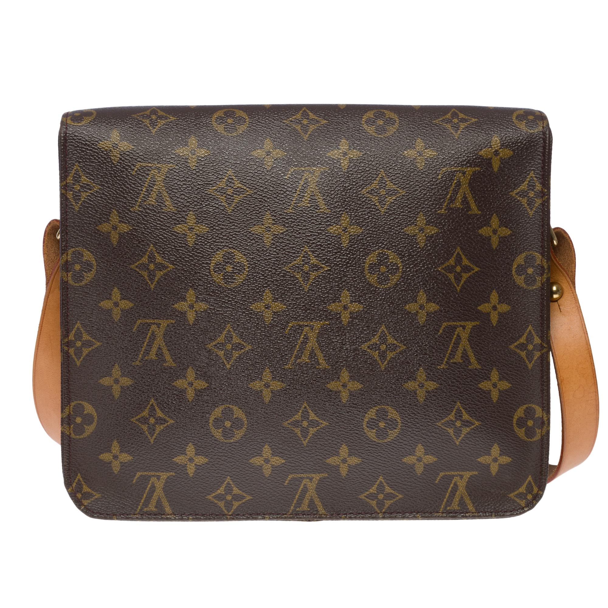 The essential Louis Vuitton Cartouchière GM shoulder bag in brown monogram canvas and natural leather, gold metal hardware, an adjustable shoulder strap in natural leather for a shoulder or crossbody carry

Pin buckle closure on flap
Brown leather
