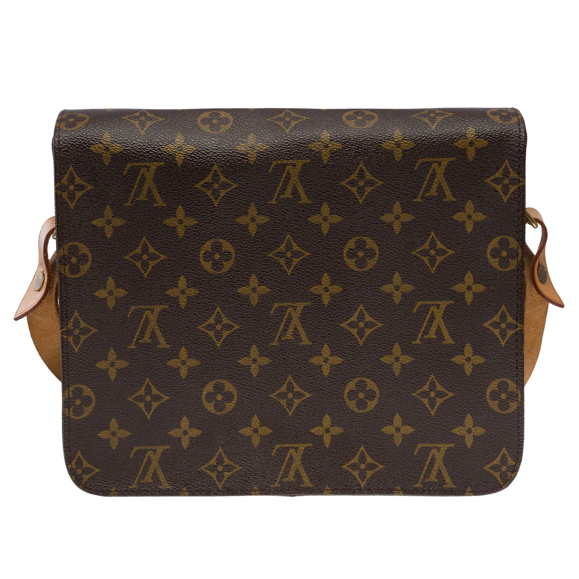The must-have Louis Vuitton Cartouchière GM shoulder bag in brown monogram canvas and natural leather,   gold metal trim, an adjustable shoulder strap in natural leather for a shoulder or crossbody carry

Pin buckle closure on flap
Brown leather