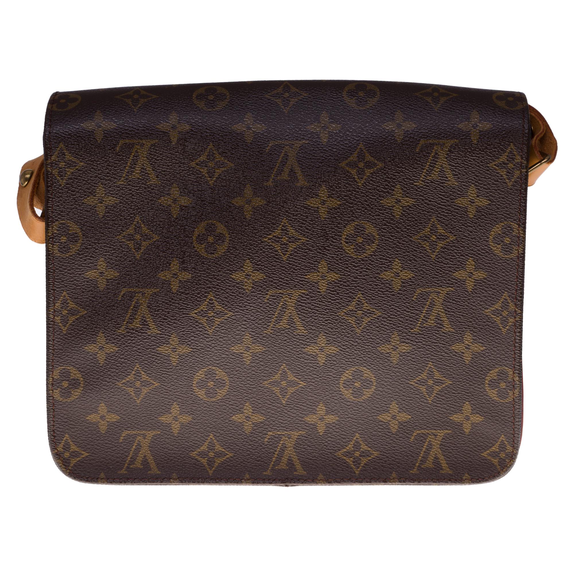 The very practical shoulder bag Louis Vuitton Cartouchière large model in brown monogram canvas and natural leather, gold metal hardware, yellow stitching, an adjustable handle in natural leather allowing a shoulder or shoulder strap.

Fastening by