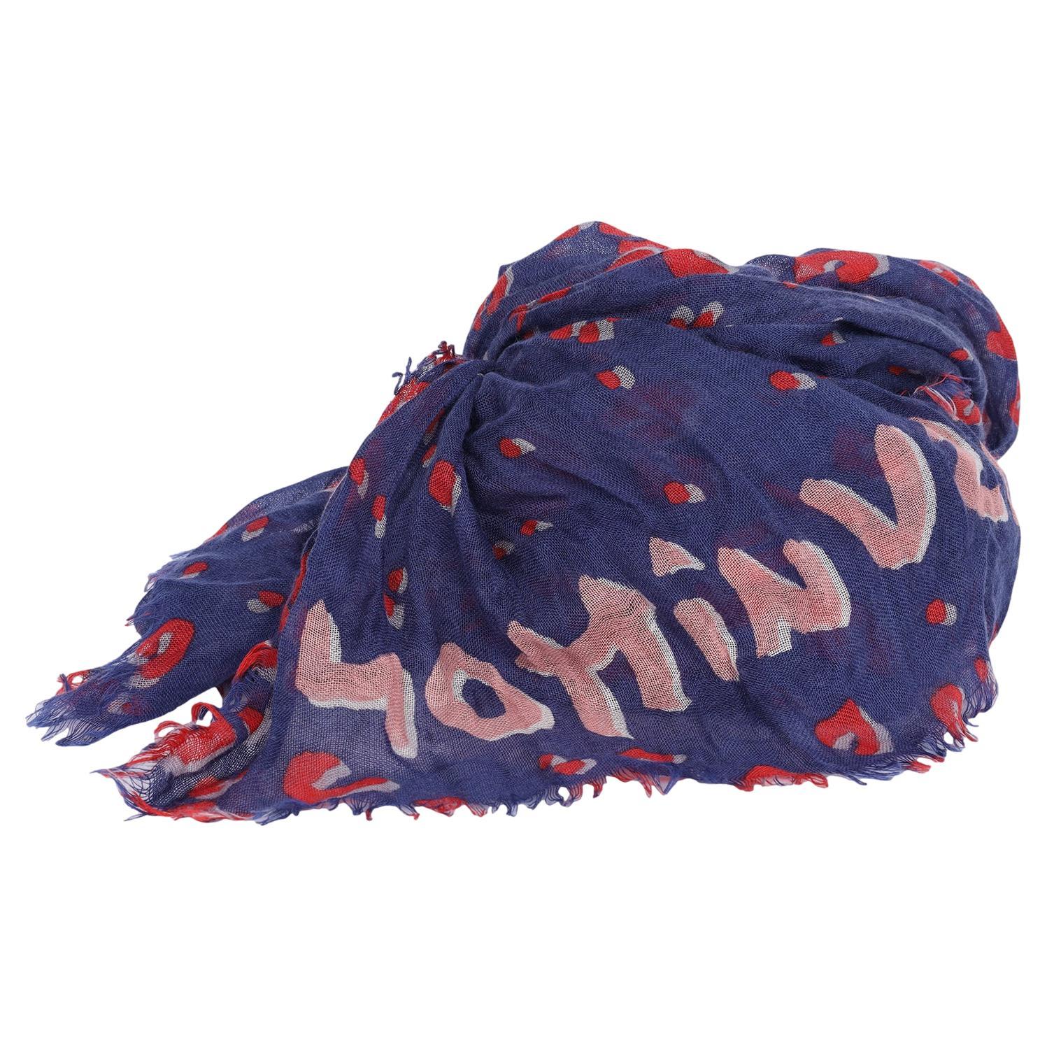 Authentique, d'occasion Louis Vuitton Cashmere Silk Sprouse Leopard Confetti Shawl in Denim. Cette magnifique écharpe est composée de 70 % de cachemire et de 30 % de soie. Le fond est bleu denim et l'imprimé léopard rouge est omniprésent.

C'est un
