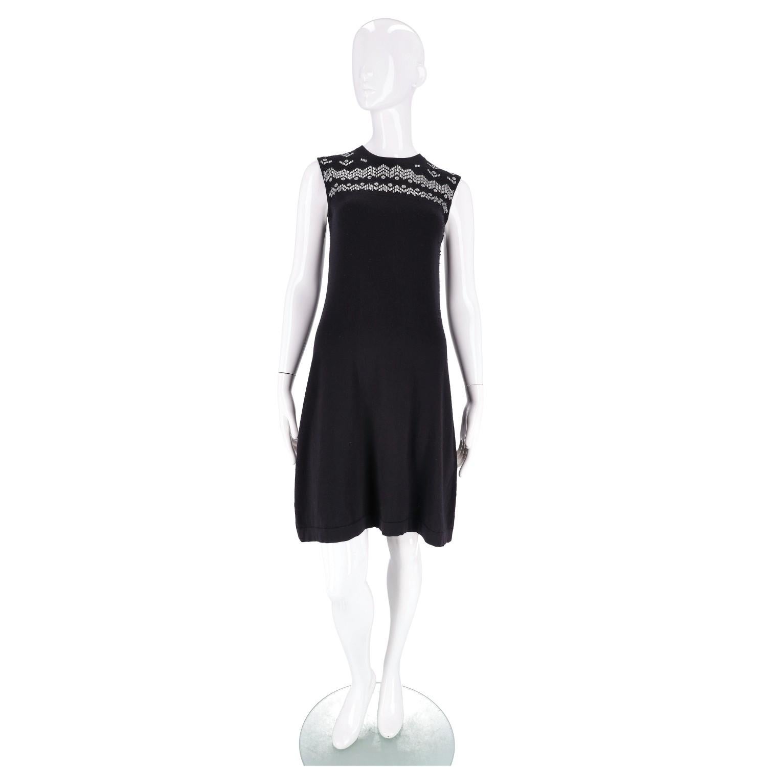 Vestido Louis Vuitton en mezcla de cachemira, seda y lana

Minivestido negro de punto con bordado azteca en el pecho adornado con cuentas plateadas.

Con diseño sin mangas, escote redondo y falda de línea A.

Talla - 34FR

Estado - Muy bueno