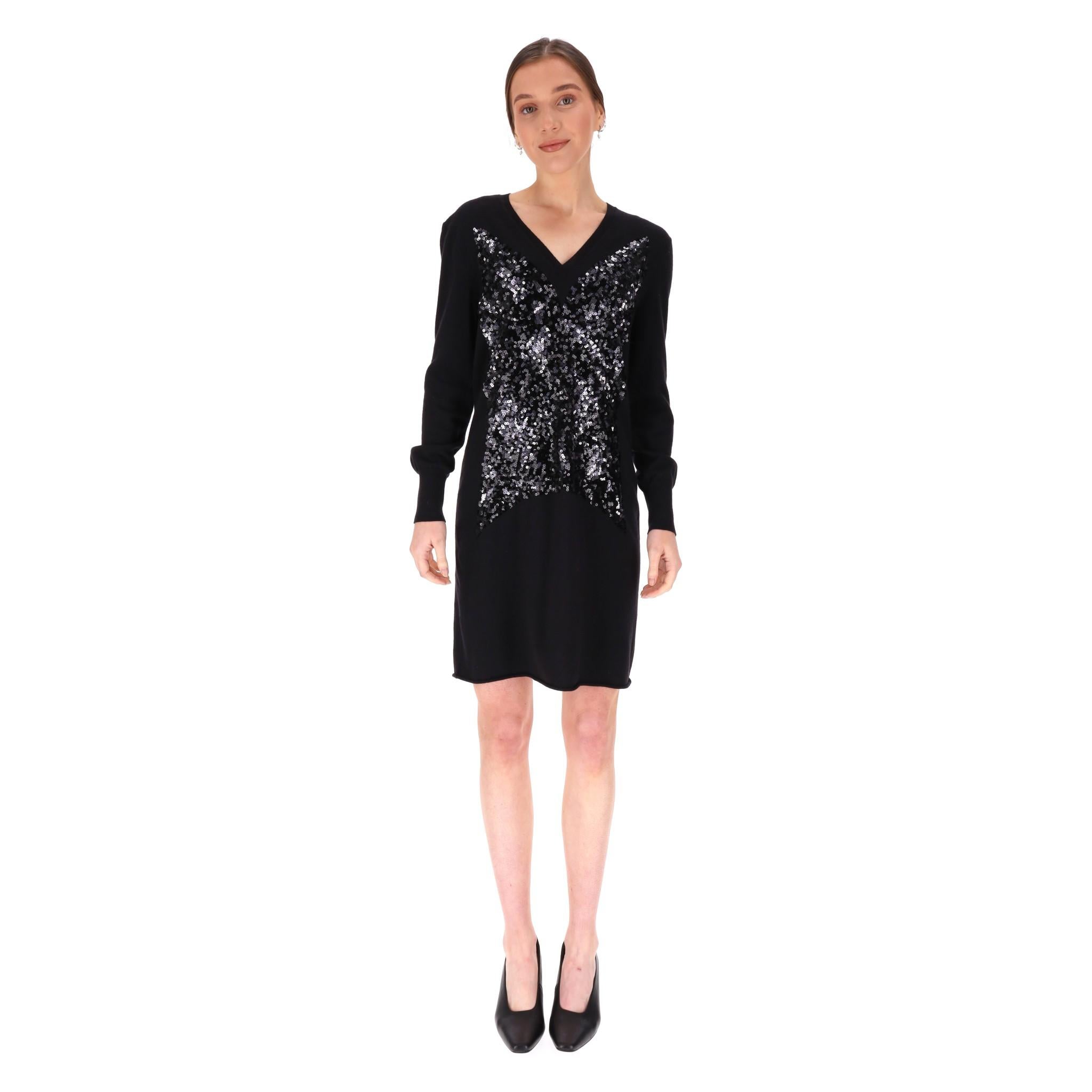 Vestido Louis Vuitton de Cachemira y Lana con Lentejuelas

Vestido de punto negro adornado con lentejuelas negras y plateadas en la parte delantera.

Presenta escote en pico y mangas largas, con detalles de canalé tanto en el escote como en los