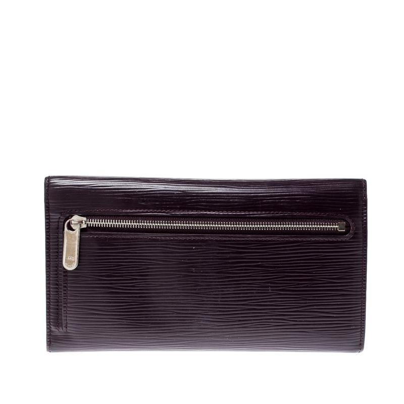 Stylish wallets are a closet must-have! This Eugenie wallet from the house of Louis Vuitton has been crafted from classic Epi leather in France. It has been styled as a trifold with a push-lock flap that opens up to a leather interior housing