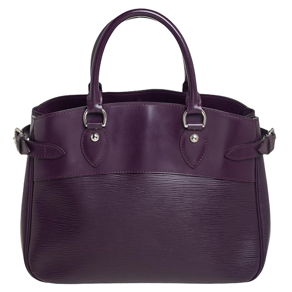 Every creation from the house of Louis Vuitton is a testimony to fine craftsmanship and timeless design. This sophisticated Passy bag in purple is no different. Its structural body is rendered in Epi leather, and the bag is furnished with side