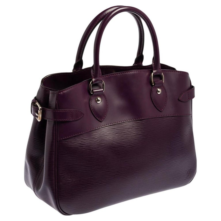 Louis Vuitton Cassis Epi Leather Passy PM Bag In Good Condition For Sale In Dubai, Al Qouz 2