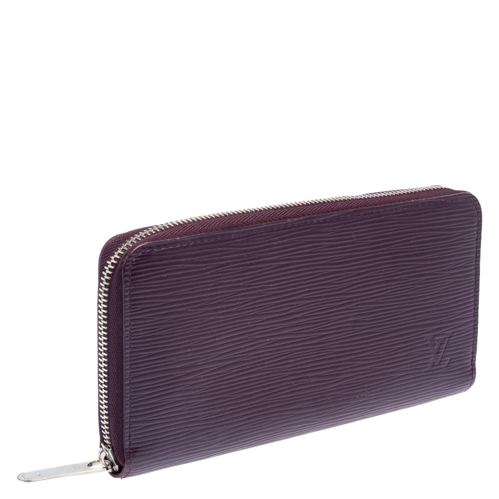 This Louis Vuitton Zippy wallet is conveniently designed for everyday use. Crafted from the signature Epi leather, the wallet has a wide zip closure that opens to reveal multiple slots, leather-lined compartments, and a zip pocket for you to neatly