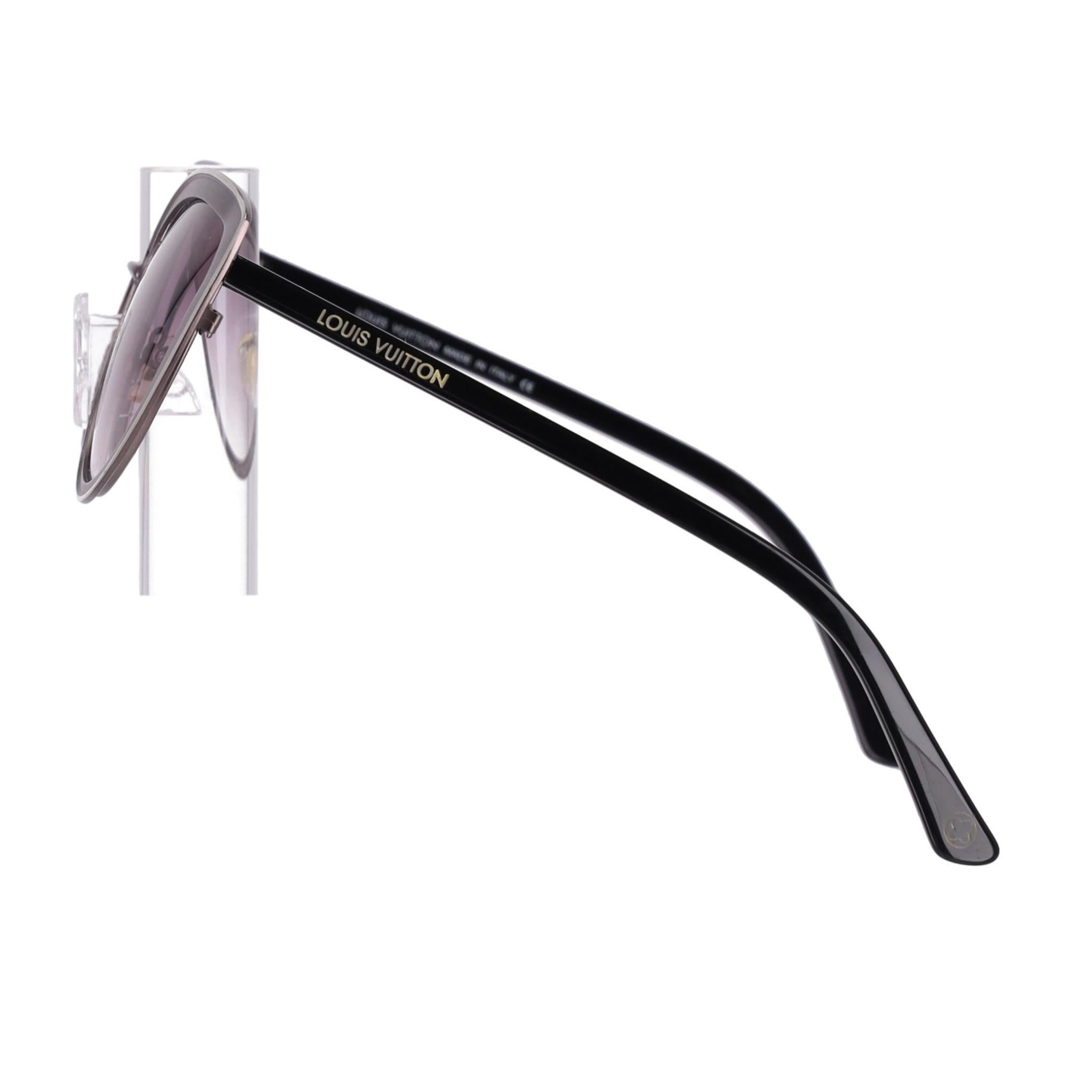 Louis Vuitton Cat-Eye Sunglasses

Brown-grey cat-eye sunglasses designed with gradient violet lenses.

Featuring thin black arms with 'Louis Vuitton' signature and signature monogram flower symbol to the temple tips.

Rrp Approx. £450

Size – One