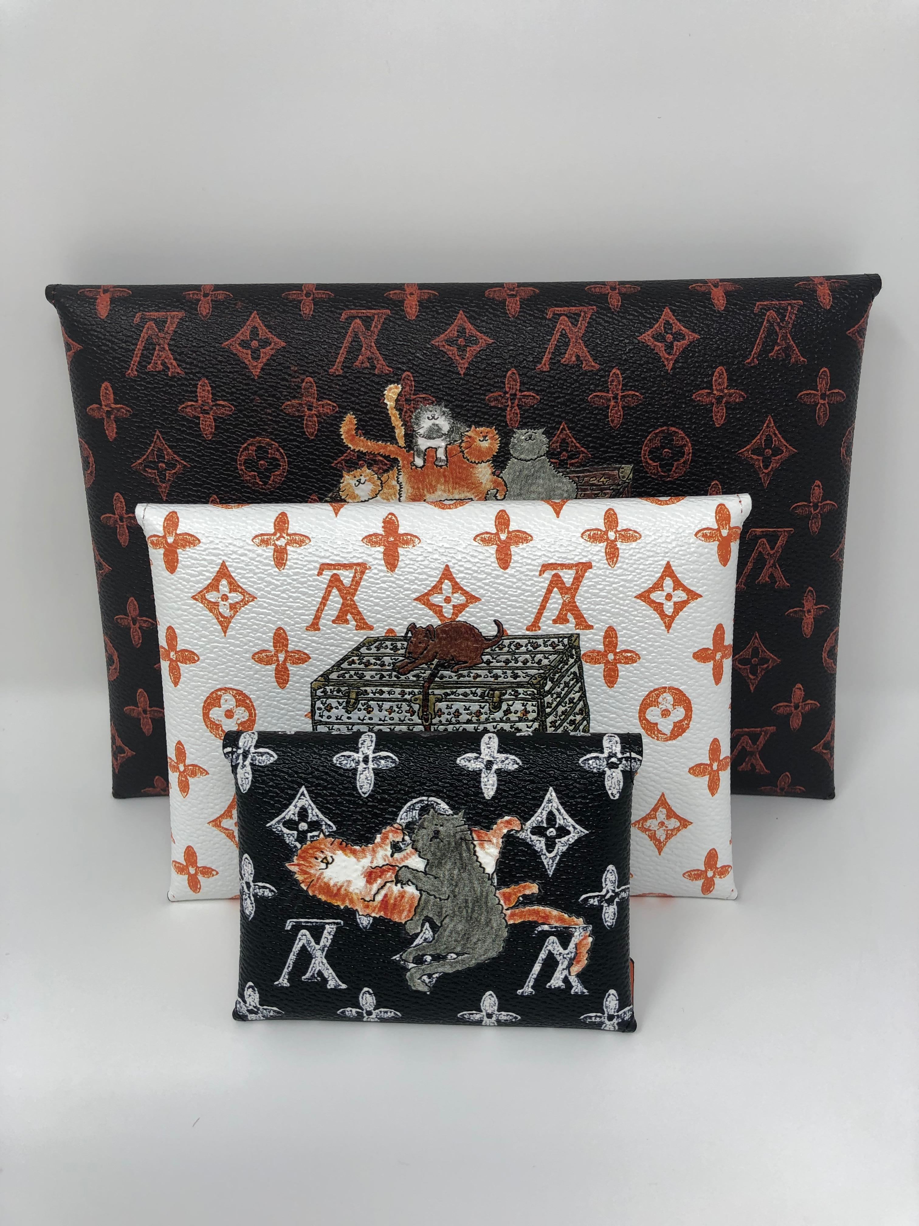 Louis Vuitton Catogram von Grace Coddington Kirigami-Set. Dieses Kirigami-Set besteht aus drei unterschiedlich großen Clutch-Beuteln. Brandneu und sehr begrenzt. Seltenes Sammlerstück. Enthält das gesamte Original-Set mit Schutzumschlag und Box.