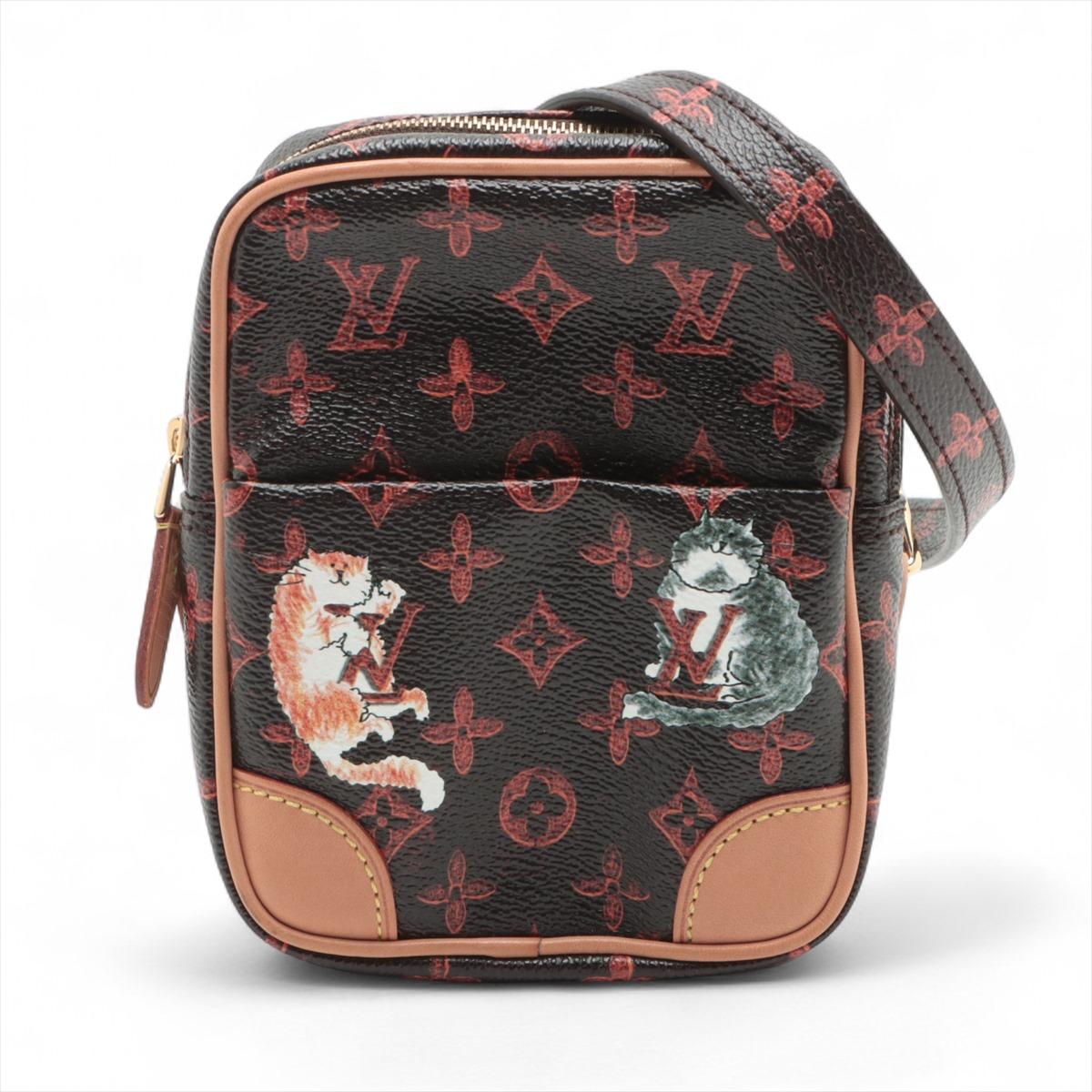 Le sac Paname Louis Vuitton Catogram Limited Edition est une pièce ludique et luxueuse issue de la Collaboration créative entre Nicolas Ghesquière et Grace Coddington. Confectionné dans la toile Monogram emblématique de la marque et orné