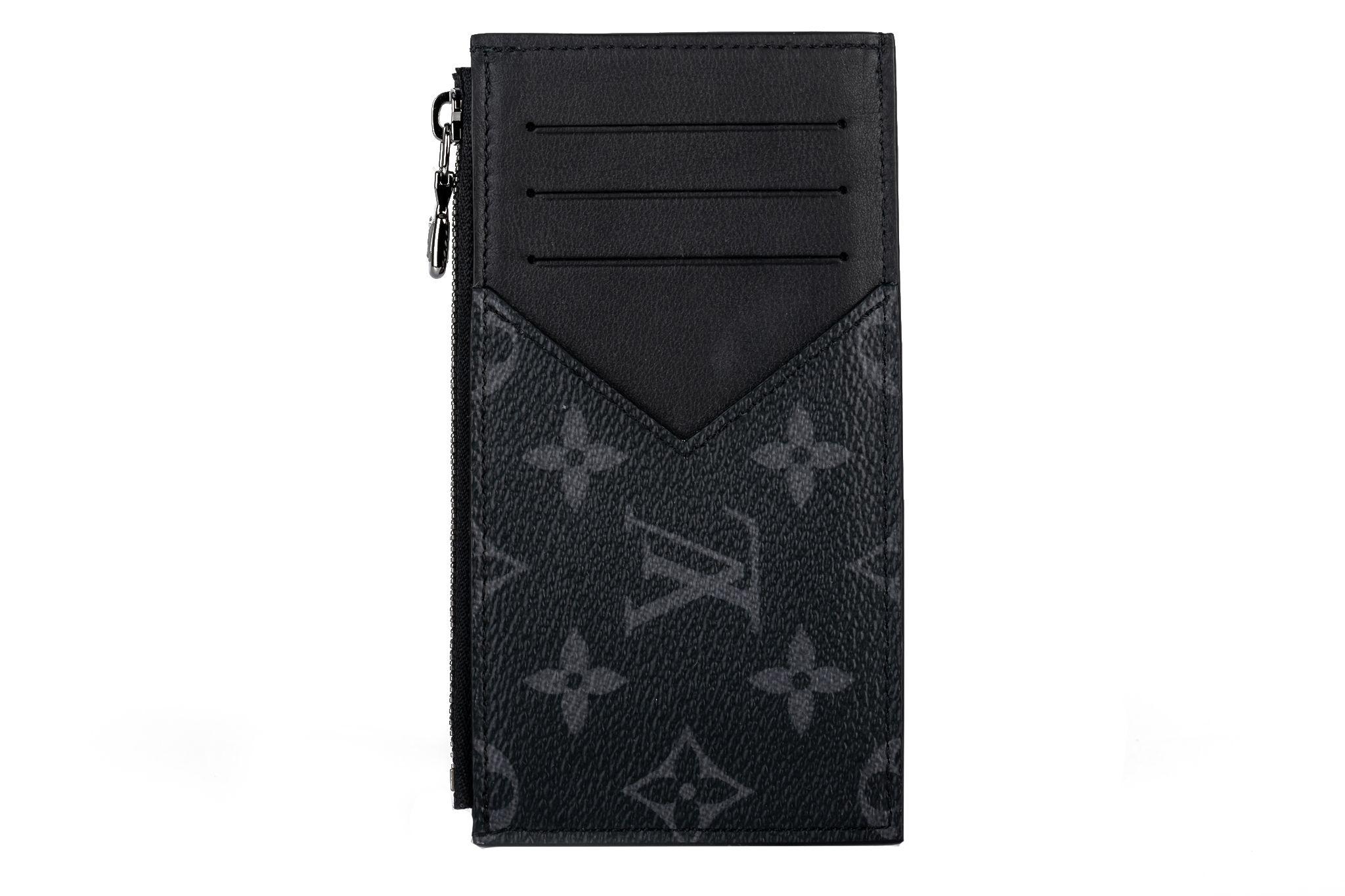 Louis Vuitton’s Coin Card Holder shifts into high gear. Monogram Eclipse canvas is decorated with a comics-style little trunk depicted in a dazzling burst of speed. Compact and versatile, it combines card slots with a banknote compartment and a